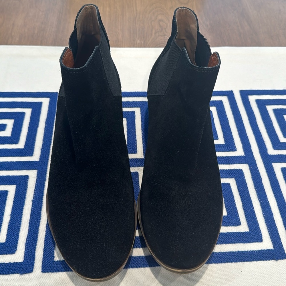Lucky Brand bootie in black suede size 7